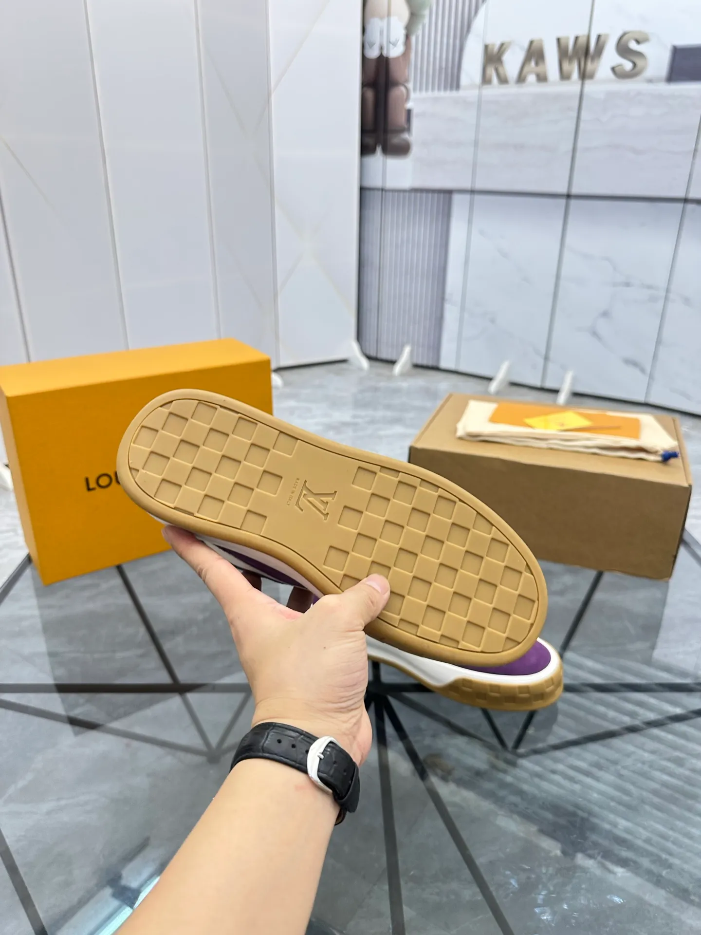 Men's shoes for sale 💰: 💰P660¥ Top quality Comes with airplane case Product trademark: LV* "Louis Vuitton*" low-top casual shoes Regular size: 35-44 (can be customized to 45) Couple style Product materials: imported nubuck leather upper, sheepskin lining, original outsole. Number: 819